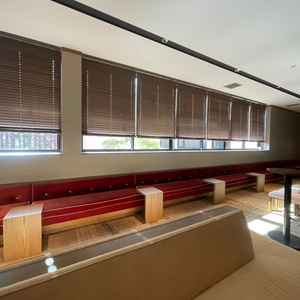 電車のような配置の椅子で、誰がどこに座っても自然に過ごせる、自由度の高い待合室だと感じました。