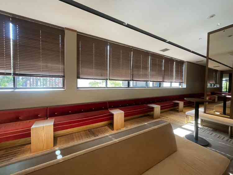 電車のような配置の椅子で、誰がどこに座っても自然に過ごせる、自由度の高い待合室だと感じました。