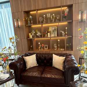 挙式会場。高砂をソファに変更も可能。