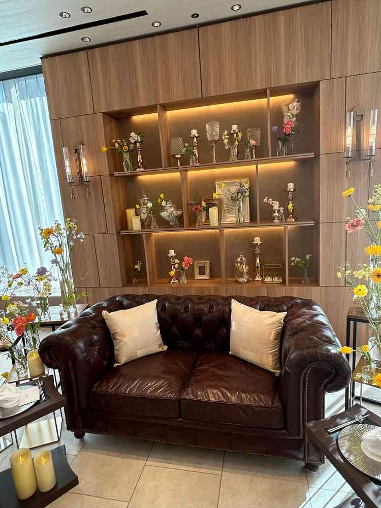 挙式会場。高砂をソファに変更も可能。