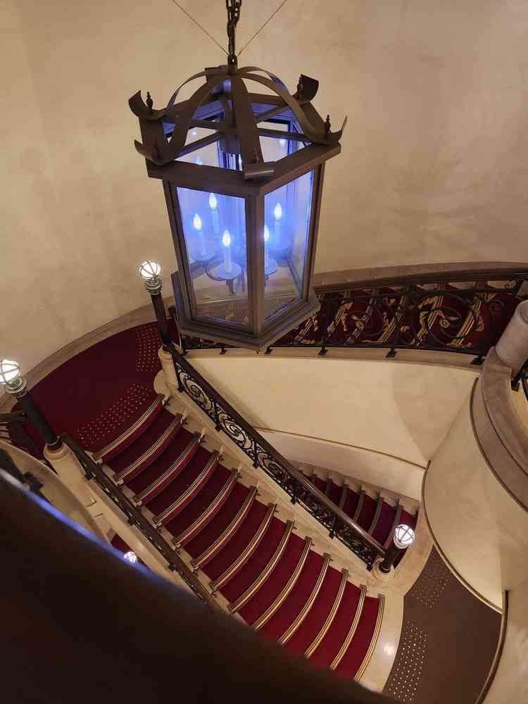 素敵な螺旋階段があり、この場所でのロケーション撮影は魅力を感じています。