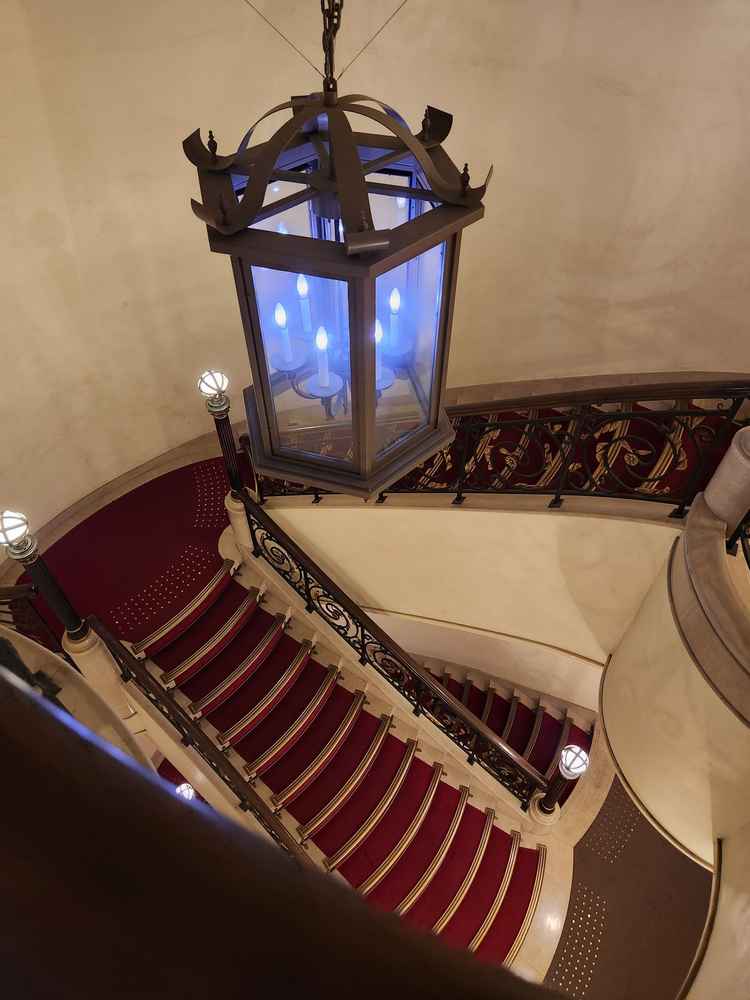 素敵な螺旋階段があり、この場所でのロケーション撮影は魅力を感じています。