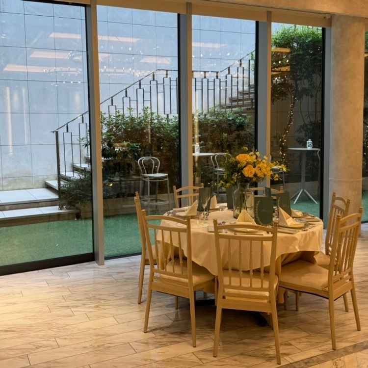 ガーデン付きの披露宴会場です。お色直しで階段の上から登場することもできるそうです。