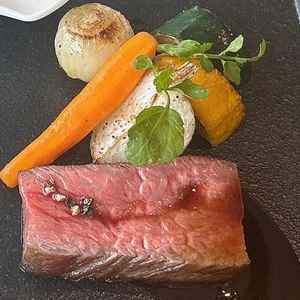 しっとりやわらかな牛肉と、神奈川名産の三浦野菜がとてもおいしい一品。