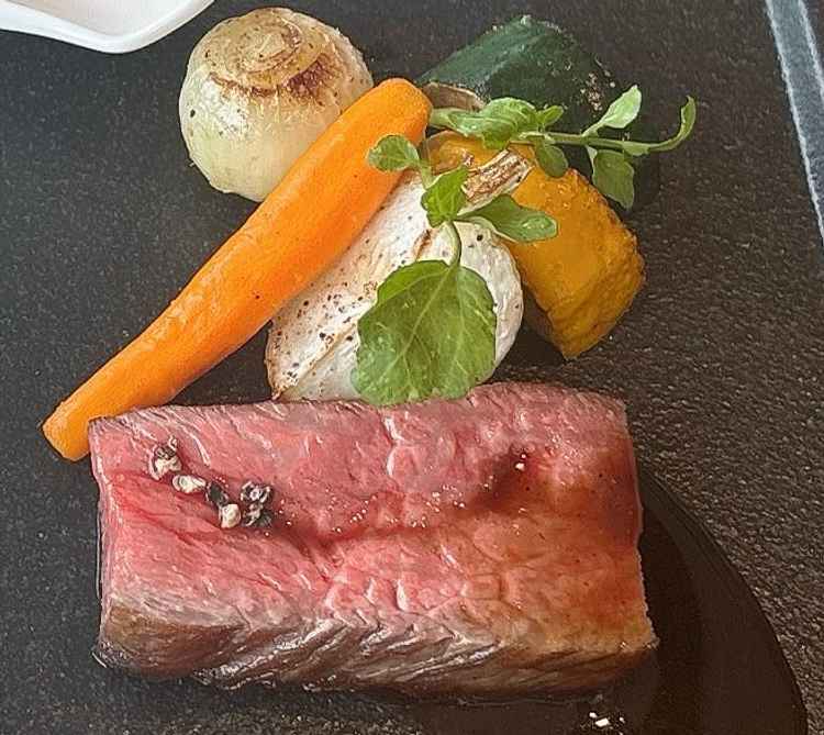 しっとりやわらかな牛肉と、神奈川名産の三浦野菜がとてもおいしい一品。