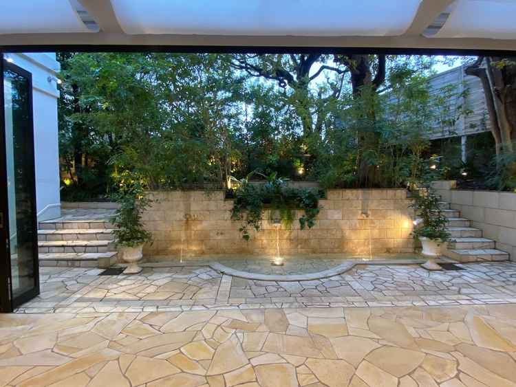 開放感がありつつも外のビルが見えないので、自分たちだけの空間を作り込めるのが素敵でした。