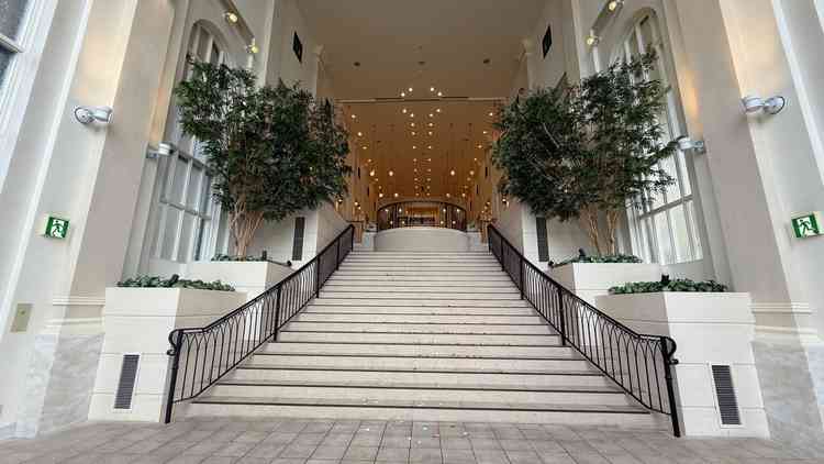 大階段は雨でも演出出来るのがとても魅力的。フラワーシャワーやバズーカなどこだわれそう。