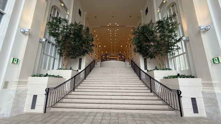 大階段は雨でも演出出来るのがとても魅力的。フラワーシャワーやバズーカなどこだわれそう。