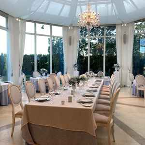 小規模用の披露宴会場。一軒家貸切タイプで、隣のガーデンも利用できます。