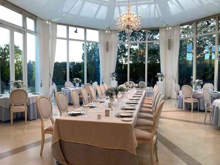 小規模用の披露宴会場。一軒家貸切タイプで、隣のガーデンも利用できます。