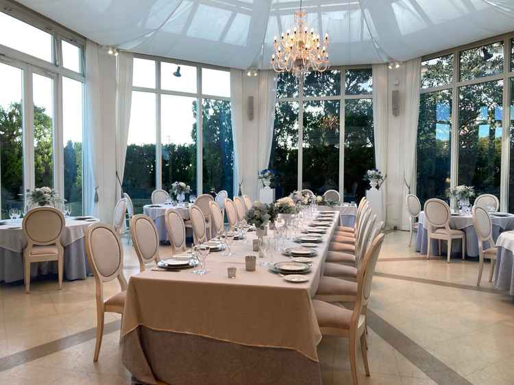 小規模用の披露宴会場。一軒家貸切タイプで、隣のガーデンも利用できます。