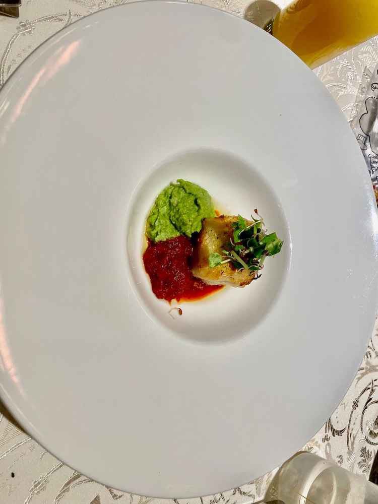 お魚料理　ヒラメのポワレグリンピースとパプリカのソース（¥10,000）