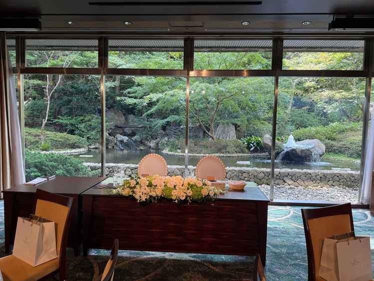 披露宴会場では、カーテンが開くと庭園が一面に広がりとても素敵でした！