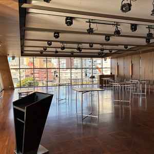 大きな窓が特徴的な披露宴会場