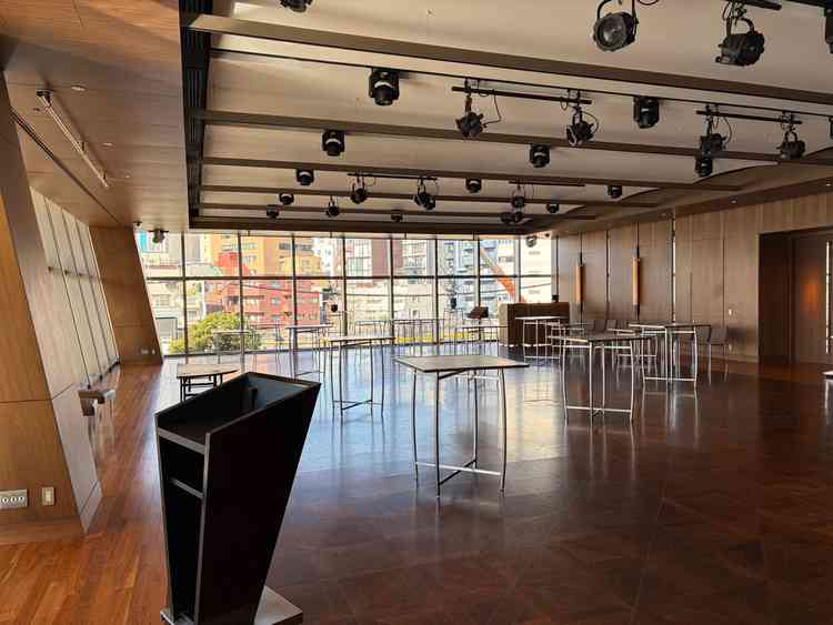 大きな窓が特徴的な披露宴会場