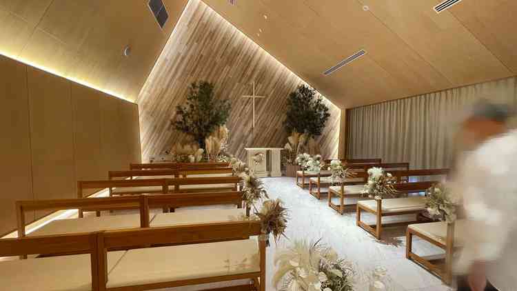 チャペル内部。カーテンを閉めた状態では落ち着いたウッディー調の空間が素敵。