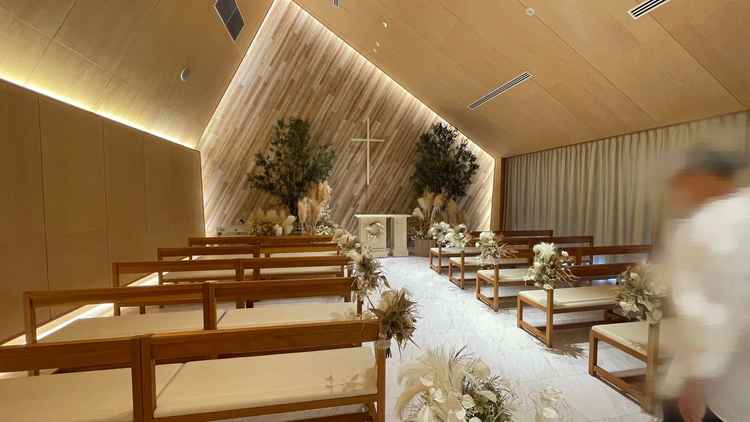 チャペル内部。カーテンを閉めた状態では落ち着いたウッディー調の空間が素敵。