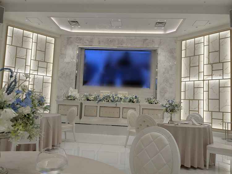 白基調でシンプルな挙式会場。モニターも見やすい大きさと明るさ