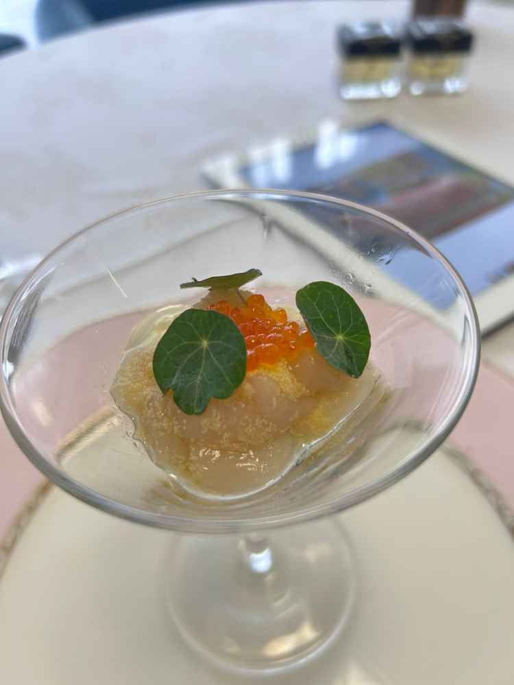 試食のアミューズ。生カラスミを使うというこだわりっぷり！レストランが元なだけあり、とても美味でした。