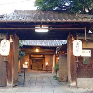 丸山公園から、入ってすぐのところにある中村楼の玄関