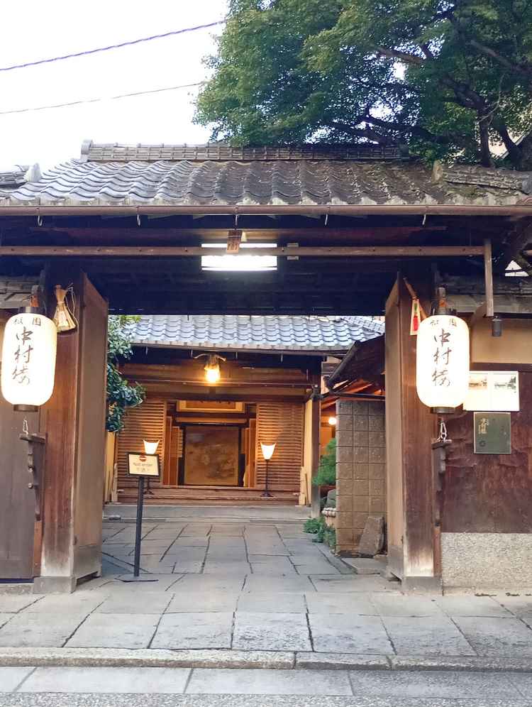 丸山公園から、入ってすぐのところにある中村楼の玄関