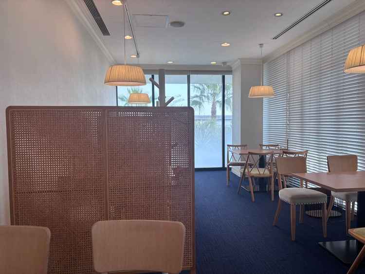 相談などを行うフロア見積もりや日取りの相談などこちらで行います。また試食は写真右側の席にて