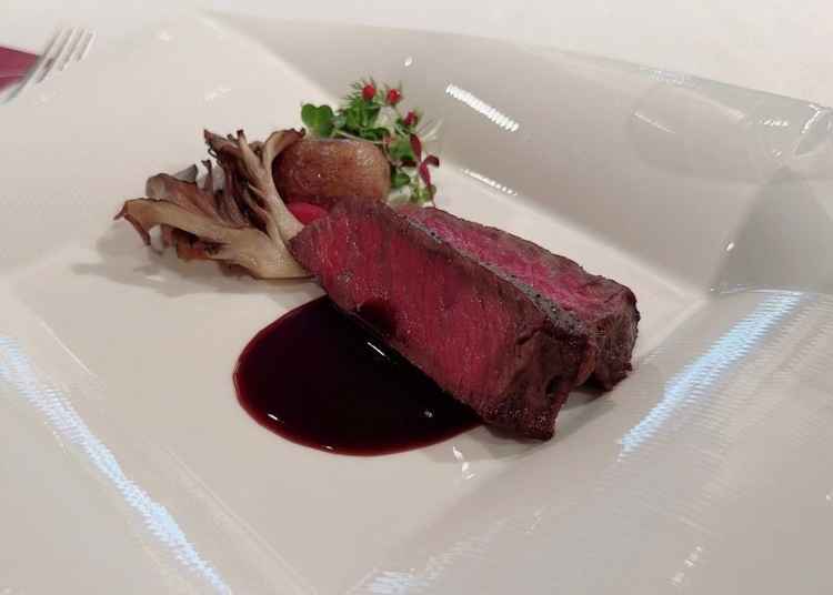 試食になります。国産牛ロース肉のロースト季節の野菜添え赤ワインソース。