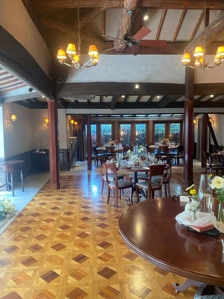 披露宴会場の写真です。チャペルと同じく木の作りになっていて温かみがあり、花が散りばめられていました。