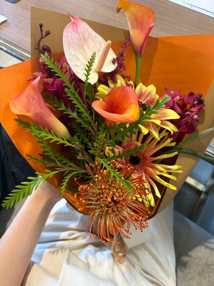 花束体験もあり、好きな花をチョイスして花束を作ってもらった。好みの花ばかりでテンションが上がった