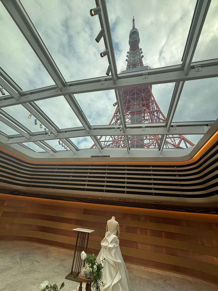 真上の東京タワーが圧巻のチャペル。壁一面、温かみを感じる木目と上品な銅で囲まれており素敵でした。