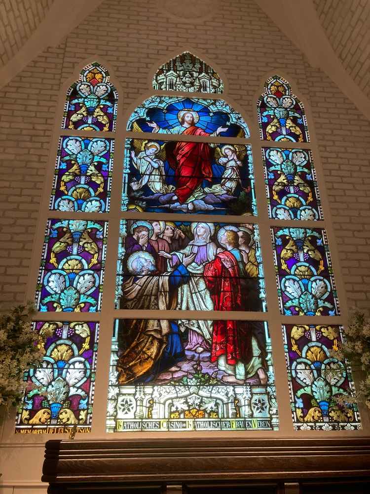 大きなステンドグラスはアメリカの大聖堂にあったものを輸送してきたとお話しがありました。