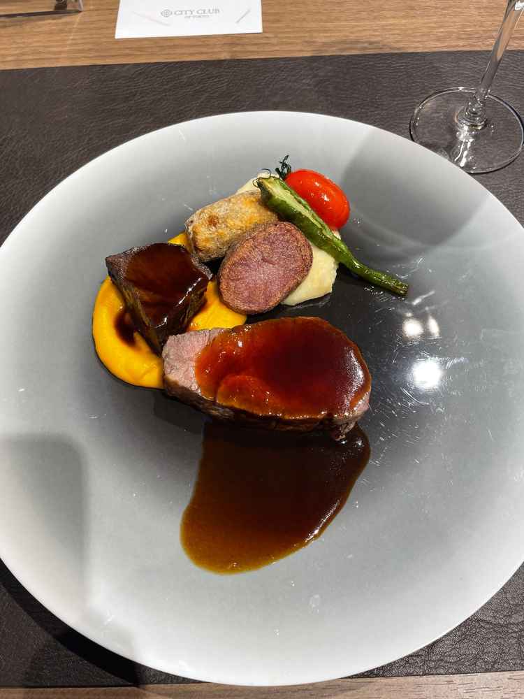 メインの肉料理です。とても美味しかったです。