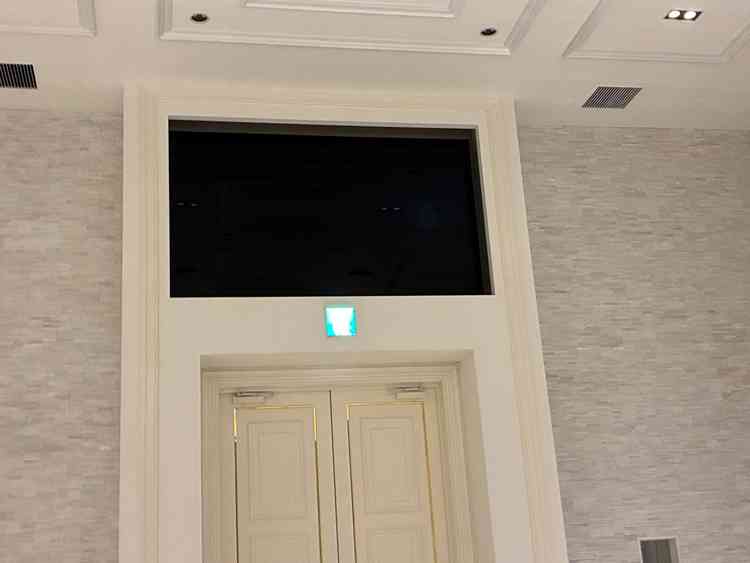 チャペル内にモニターがあり、とても新鮮でした。