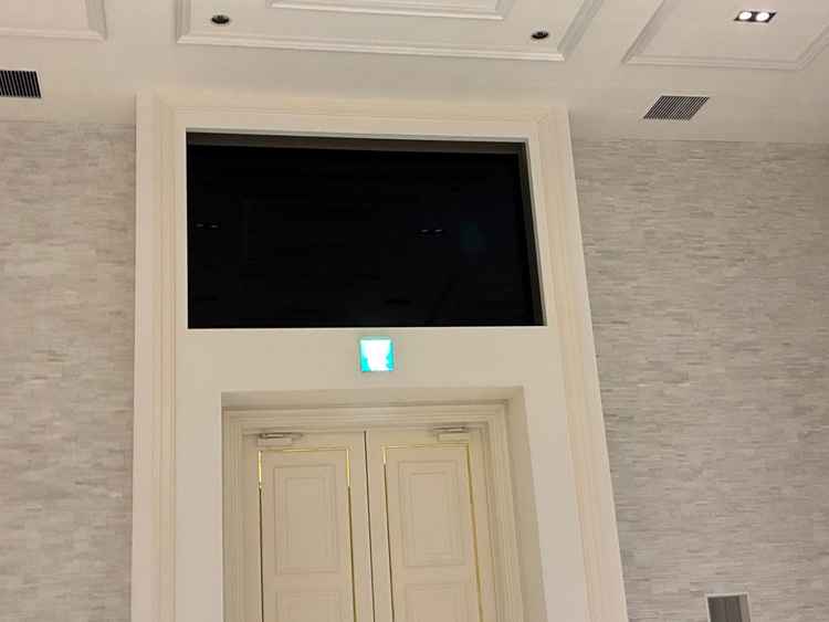 チャペル内にモニターがあり、とても新鮮でした。