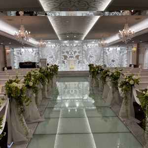 白を基調としたチャペルでバージンロードが広かったです。