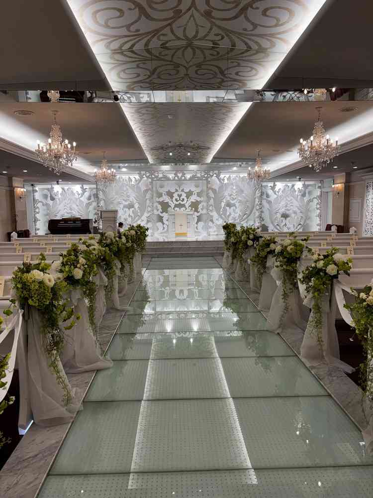 白を基調としたチャペルでバージンロードが広かったです。