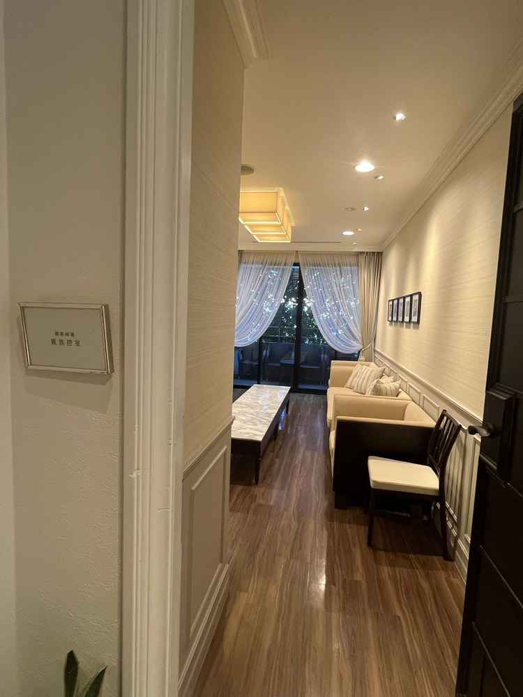 新郎新婦それぞれの親族控室が用意されており、親族同士の挨拶等に気を遣わず、ゆっくり待機できる仕様。