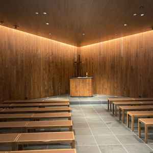 木の温かさを感じる上質なチャペルで、雰囲気がとても素敵。