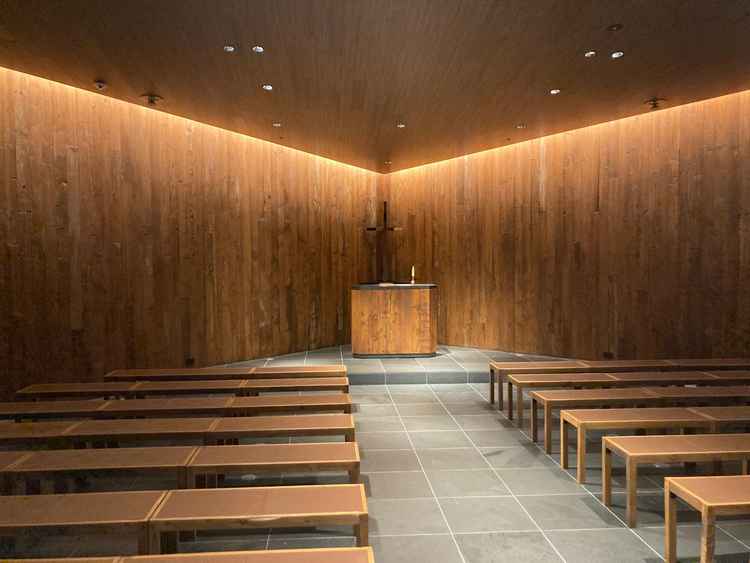 木の温かさを感じる上質なチャペルで、雰囲気がとても素敵。