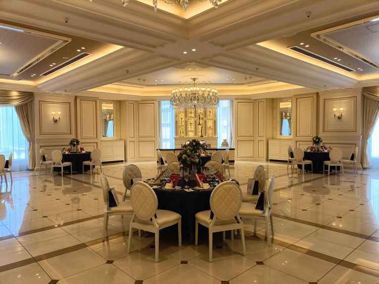 バンケットルーム。白のシャンデリアが素敵。