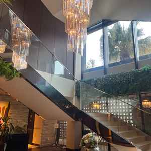 入口入ってすぐのロビー。大きなシャンデリアや階段など華やかでした。