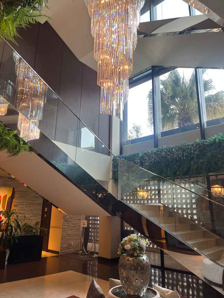 入口入ってすぐのロビー。大きなシャンデリアや階段など華やかでした。