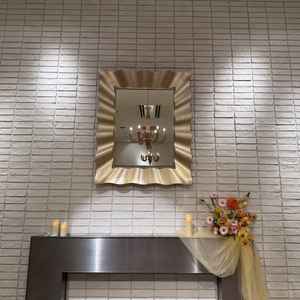 披露宴会場の新郎新婦が座る場所の上部分もとても華やか。壁や装飾にもこだわりがある