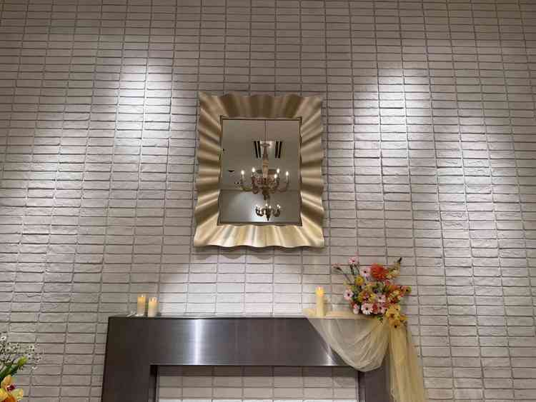 披露宴会場の新郎新婦が座る場所の上部分もとても華やか。壁や装飾にもこだわりがある