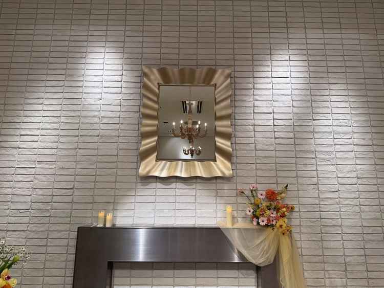 披露宴会場の新郎新婦が座る場所の上部分もとても華やか。壁や装飾にもこだわりがある