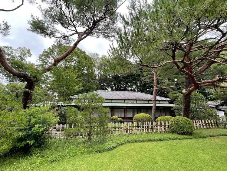 【会場：桃林荘】桃林荘の前のお庭。当日は右手に映る松の木の下で集合写真を撮る。
