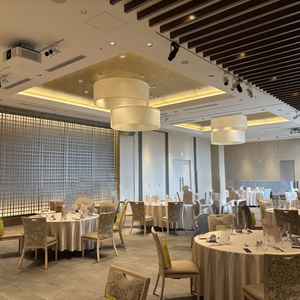 披露宴会場　SOL ROOM 半面がガラス張りの横長の会場です。