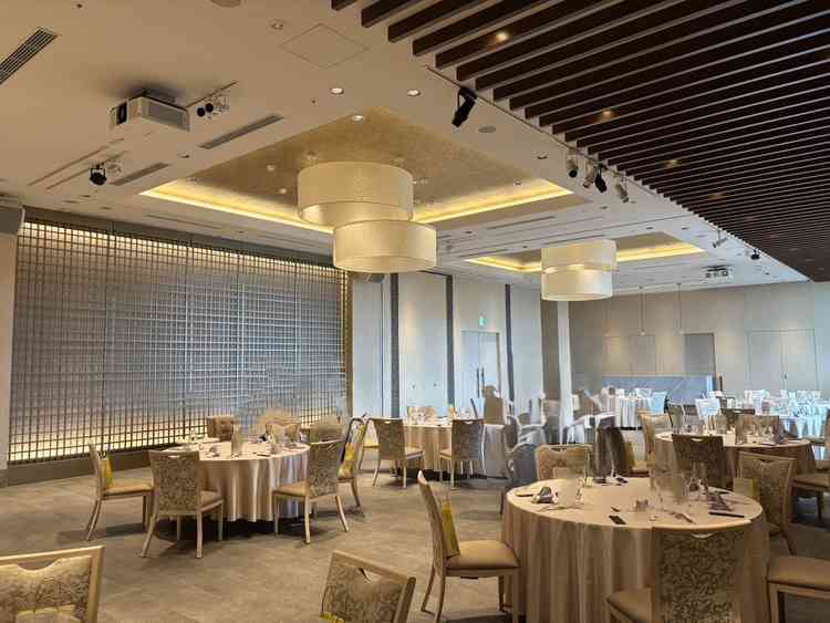 披露宴会場　SOL ROOM 半面がガラス張りの横長の会場です。