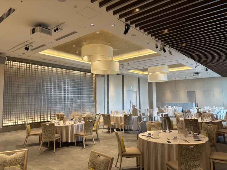 披露宴会場　SOL ROOM 半面がガラス張りの横長の会場です。