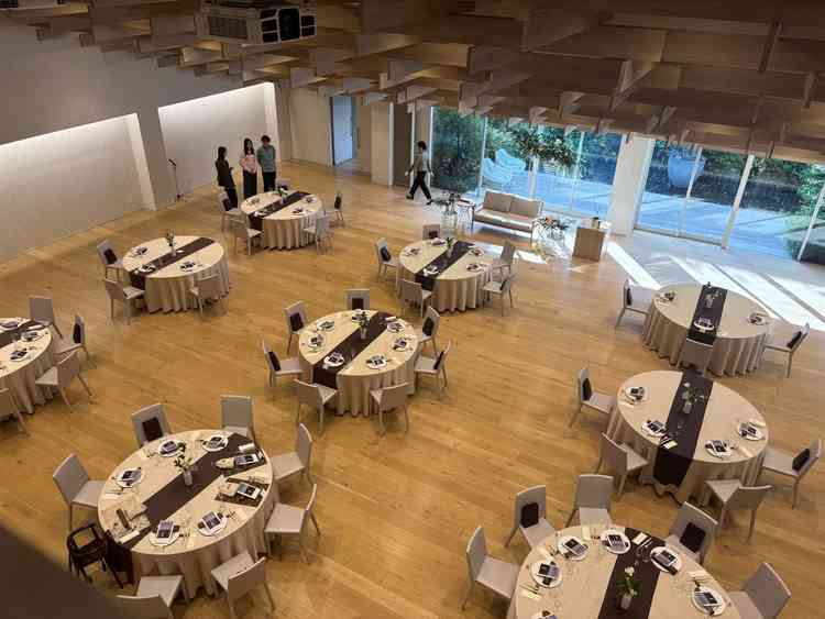 披露宴会場の様子。会場内の階段の上からの景色を見させていただきました。